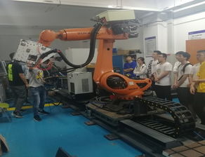 机电学院本科生走进机器人智能制造装备实验室参观学习